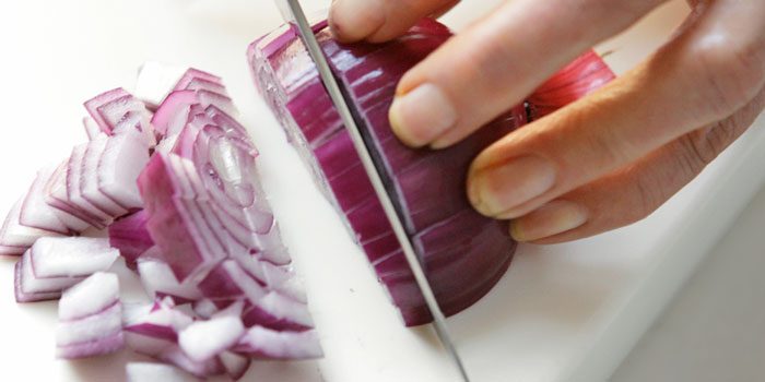 Smart Ways to Chop an Onion Quickly and Efficiently in 2025