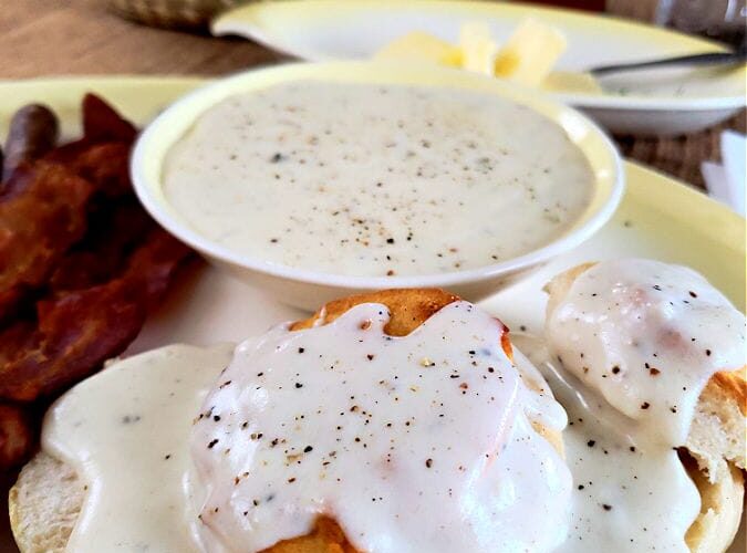 How to Make White Gravy: Essential Recipe for Delicious Biscuits and Gravy in 2025