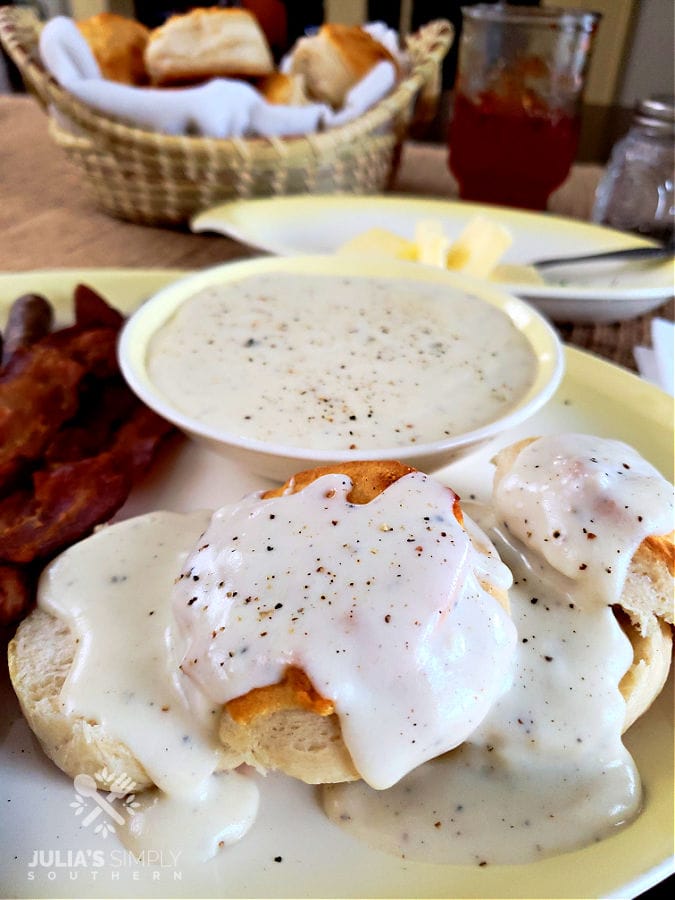 How to Make White Gravy: Essential Recipe for Delicious Biscuits and Gravy in 2025